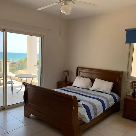 Lucky 7 Beachfront * Perivolia