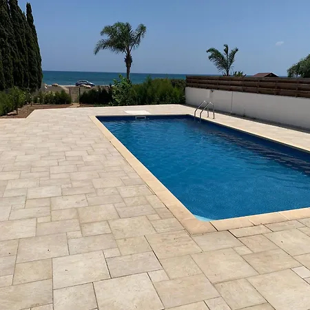 Lucky 7 Beachfront Villa *