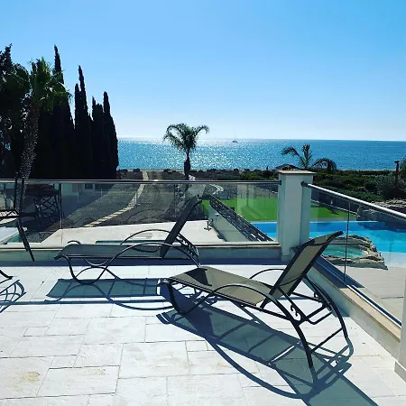 Lucky 7 Beachfront Villa